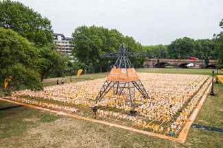  35 kindergartens, 43 schools, 42 clubs and many more designed and displayed 12.268 individual toy windmills.