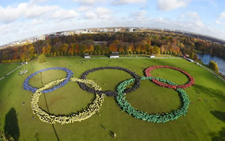  17,000 Hamburg residents showed their enthusiasm for the 2024 Olympic Games in the Stadtpark Hamburg by forming five huge interlinking rings in the Olympic colours, thereby creating a gigantic 300x300 metre picture that could even be detected by satellite. 