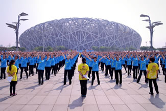  Some 31,697 people in Beijing, Shanghai and four other cities set the new mark by performing choreographed dance moves together for more than five minutes. 