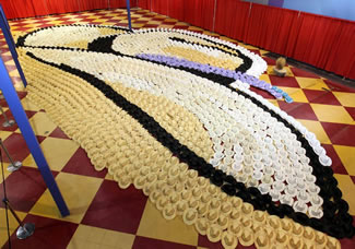  The display broke a previous Guinness World Record set in 2011, and the proceeds from the hats sold benefit Cystic Fibrosis Canada. 