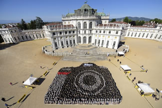  Japanese imaging giant Nikon has created a new World Record for the largest-ever human camera while celebrating its 100th anniversary. 