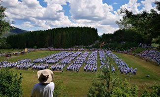 2,325 people with the first name Ivan have gathered in the town of Kupres in Bosnia and Herzegovina where they have broken the Guinness Book of Records record for the largest gathering of people with the same name.