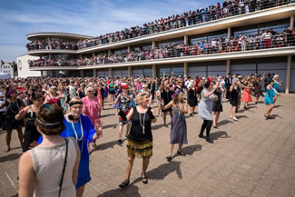 A total of 1,086 people, dressed in 20s garb, took part in the event by the De La Warr Pavilion.