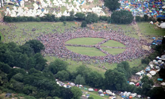  About 15,000 people gathered at Glastonbury's monumental stone circle to set a new world record for making the world's biggest human peace sign. 