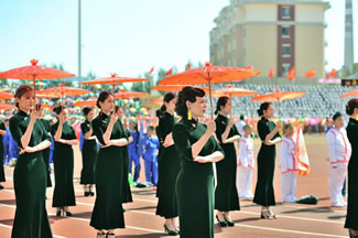 A total of 5,599 women wearing qipao dresses set a new World Record for the Largest gathering of people wearing cheongsam at a qipao show in Siping city, Northeast China's Jilin province, according to the World Record Academy.