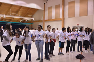  Participants link arms in attempt to break Guinness World record.