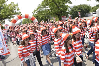 4,626 people recently came together at the Huis Ten Bosch theme park in Sasebo, Nagasaki, Japan all dressed as Waldo (Wally in Japan) to set the Guinness World Record for the largest gathering of people dressed as Waldo. 