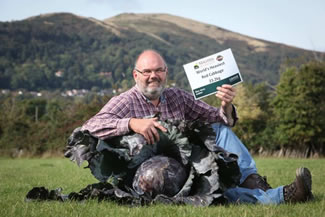 David Thomas has broken a 91-year-old record for the world's heaviest red cabbage. 