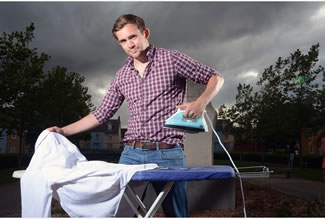  Gareth Sanders has broken the world record for ironing continuously for 100 hours.