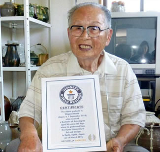 Shigemi Hirata, who lives in Takamatsu, received his Bachelor of Arts degree in Art and Design from Kyoto University in March at the age of 96 years and 200 days.