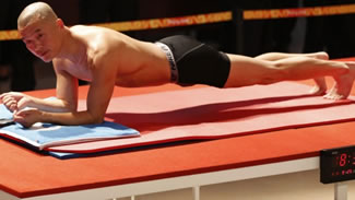 shoes Pygmalion tire Longest abdominal plank: Mao Wei-dong breaks Guinness World Records record  (VIDEO)