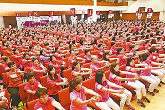  A total of 731 women wore pink t-shirts and sat on chairs neatly inside the Parliament Building of Shimen County, doing aerobic gymnastics. 