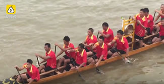  A dragon boat team from south China's Guangxi Zhuang Autonomous Region Friday set a new world record for the longest distance covered by a dragon boat within an hour. The record, 13,518 meters, was achieved by the 22-member Renhe team from Cangwu County, rowing a 18.3-meter-long, 1.2-meter-wide dragon boat in the Xunjiang River.