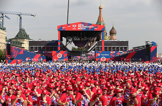 Two-time Olympic boxing champions Olga Saitova and Alexei Tischenko taught 3,000 boxing fans in Moscow's Red Square. 