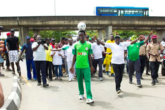 Nigerian footballer based in Cambodia, Harrison Chinedu, has broken the Guinness World Record for the farthest distance traveled while balancing a football on his head and cover a distance of over 45. 64km.
