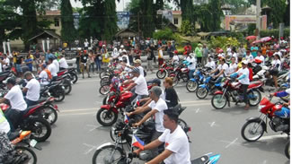  A total of 3,336 motorcycle riders converged along a stretch of the main highway here and joined the world record attempts for the "most number of motorcycle engines started simultaneously and motorcycle horns sounded simultaneously.